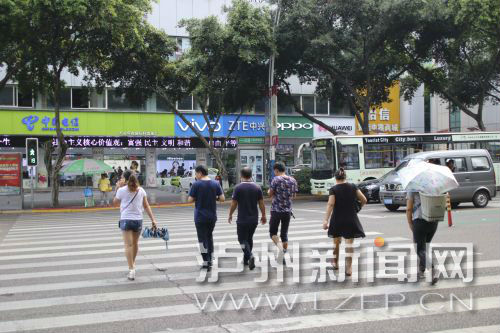 絕大多數(shù)市民都做到了自覺(jué)禮讓斑馬線，不橫穿馬路，不翻越欄桿，做到車讓人、人讓車